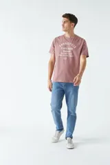 Remera de hombre azul marino con estampado frontal de la marca Brookfield en color celeste.