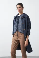 Pantalón de vestir negro de corte clásico, recto y levemente entallado, con largo hasta el tobillo.