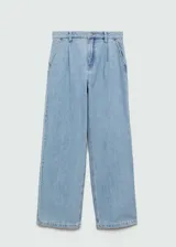 Pantalón de jean celeste de corte recto, tiro medio y largo hasta el tobillo. Presenta cierre de cremallera y botón, trabillas para cinturón y pinzas en la parte delantera.
