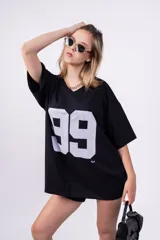 Remerón negro de corte amplio con estampado del número 99 en color blanco.