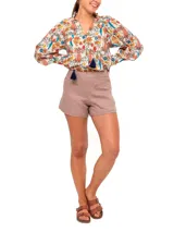 Short color marrón claro de lino orgánico, de tiro alto, calce holgado y bolsillos laterales.