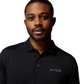 Remera tipo polo Columbia Skiff Cast para hombre, color negro, con logo de la marca en el pecho. Confeccionada con tejido transpirable Omni-Wick™ y protección solar Omni-Shade™ UPF 50.