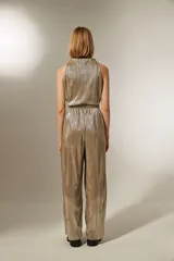Pantalón plateado de poliéster plisado, corte ancho y tiro alto.