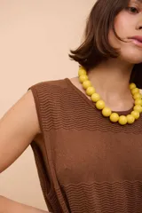 Vestido largo rojo con textura de ondas horizontales y cuello redondo. Sin mangas y de corte recto.