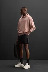 Sudadera con capucha color rosa viejo, confeccionada en tejido de algodón. Tiene cuello con capucha ajustable, manga larga, bolsillo tipo canguro y logo bordado en el pecho.