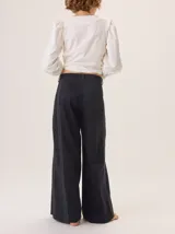 Pantalón de pierna ancha color azul marino con pespuntes a contratono (rojo/bordó) y una tira contrastante en el lateral.