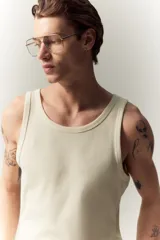 Musculosa blanca de punto acanalado de mezcla de algodón, corte ajustado y bajo recto.