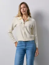 Cárdigan tejido negro con cuello con solapa y abertura central con cierre. Delantera con bolsillos simulados.
