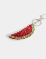 Llavero con dije de sandía decorado con strass rojos, verdes y negros, y mosquetón metálico plateado.
