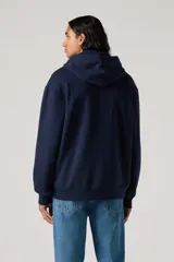 Buzo hoodie azul marino de Levi's con logo amarillo estampado en el frente.