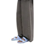 Sandalias de goma EVA color azul claro, modelo de dos tiras ajustables con hebillas.