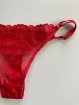Bombacha colaless de encaje rojo.