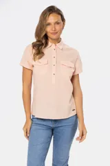 Camisa de lino color salmón, de corte clásico, con cuello camisero, medio abotonada, de manga corta y con dos bolsillos frontales con solapa.