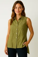 Camisa sin mangas color verde oliva, con cuello camisero, abotonada y con bordado inglés.