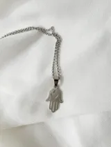 Cadena con dije de mano de Fátima en acero quirúrgico, delicada y elegante.