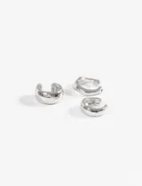 Set de tres earcuff dorados con acabado brillante.