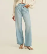 Pantalón de jean celeste, de corte recto y cintura alta, con bolsillos delanteros y traseros.