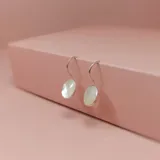 Aros colgantes de plata 925 con dije ovalado de nácar.