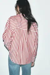 Camisa de manga larga con cuello solapa y cierre frontal con botones.