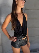 Short de cuero sintético negro con bolsillos frontales con cierre.