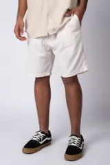 Bermuda color crudo de lino, con bolsillos laterales y traseros.