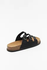 Sandalias negras con base de corcho y triple tira ajustable de gamuza con hebillas metálicas.
