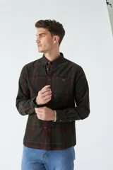 Camisa de pana a cuadros azul marino y rojo, de manga larga, con fit regular, cartera con botones y bolsillos con botones.