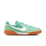 Championes Nike Terra Manta de mujer, color verde agua con detalles en blanco y suela color caramelo.