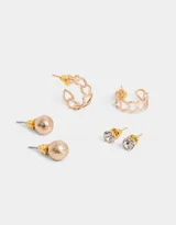Set de tres pares de aros dorados: un par de aros pasantes con strass, un par de aros pasantes con forma de esfera texturizada y un par de aros argolla con forma de corazones.
