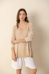 Sweater celeste de punto con escote en V y mangas largas.