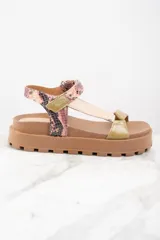 Sandalia de cuero con plataforma color marrón, tiras de cuero con estampado de piel de serpiente y tira delantera color verde oliva.