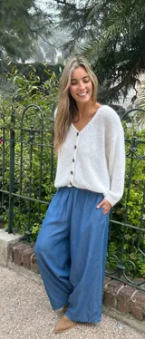 Pantalón de fibrana y viscosa, color azul jean, de corte ancho y cintura elastizada.
