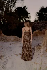 Vestido largo con estampado animal print de leopardo, breteles finos y talle único adaptable del S al XL.