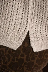 Sweater color beige de tejido de punto calado con lurex, de corte holgado y cuello redondo.