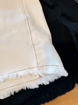 Short de jean color beige con terminación desflecada.