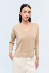 Sweater de hilo color tostado con diseño de escote en V y mangas largas.