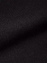 Sweater negro de tejido de punto, con cuello en V y logo de Tommy Hilfiger bordado en el pecho.