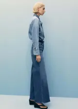 Pantalón de jean azul de corte wideleg, tiro alto, con cinco bolsillos y cierre frontal con cremallera y botón.