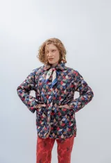 Campera capitoneada a mano con diseño geométrico multicolor, forrada en corderito con relleno de guata y tela impermeable.