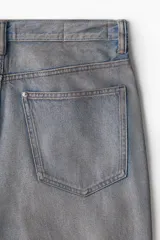 Pantalón de jean azul grisáceo, de corte holgado, con tiro bajo y cinco bolsillos.