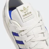 Championes Adidas Forum Low color blanco con detalles en azul y dorado. Confeccionados en cuero, gamuza y piel sintética. Suela de goma color caramelo y cierre con cordones.