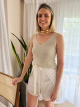 Musculosa tejida color dorado, con escote en V tanto en la parte delantera como en la espalda. Tejido con sutil brillo.