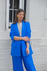 Blazer azul de lino, con solapa de muesca, cierre frontal con botones y bolsillos laterales.