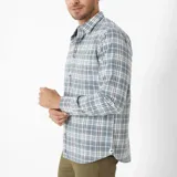 Camisa de hombre a cuadros, de manga larga, con bolsillo en el pecho.