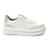 Championes blancos de cuero sintético con plataforma, cordones plateados y detalles en rosa y gris.