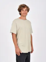 Remera blanca de manga corta, cuello redondo deshilachado y corte holgado.