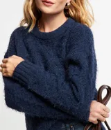 Suéter azul marino de chenille con cuello redondo y mangas largas.