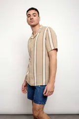 Camisa de manga corta con estampado a rayas verticales en tonos beige, blanco y marrón.