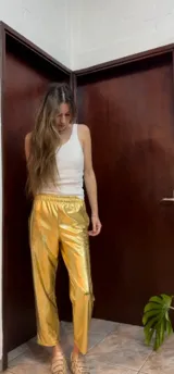 Pantalón dorado de calce relajado con cintura elástica y bolsillos delanteros y traseros.