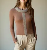 Sweater color camel de lanilla con cuello redondo y detalle de apliques plateados en cuello y centro.